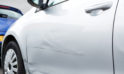 ¿Cómo se reparan los rayones profundos en el carro?