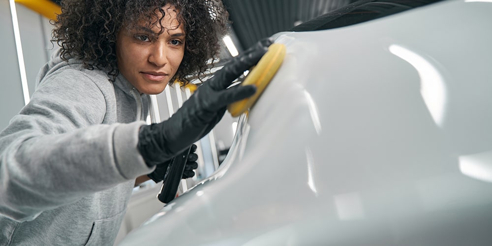 Descubre cómo pulir un auto recién pintado correctamente
